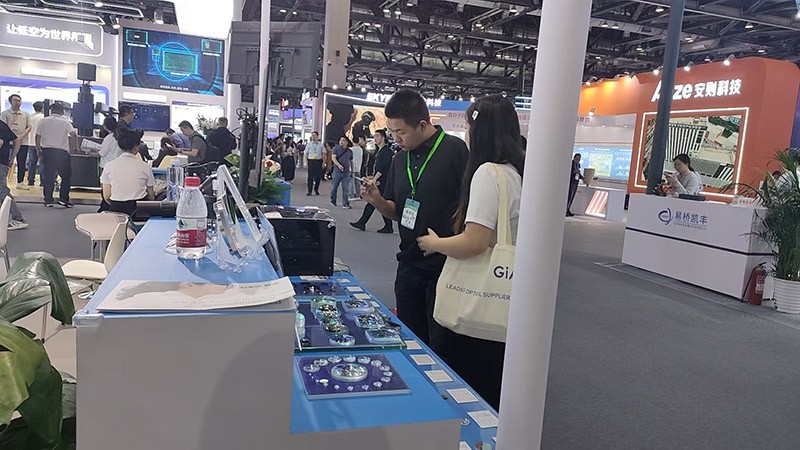 激埃特工作人員為現(xiàn)場人員講解2